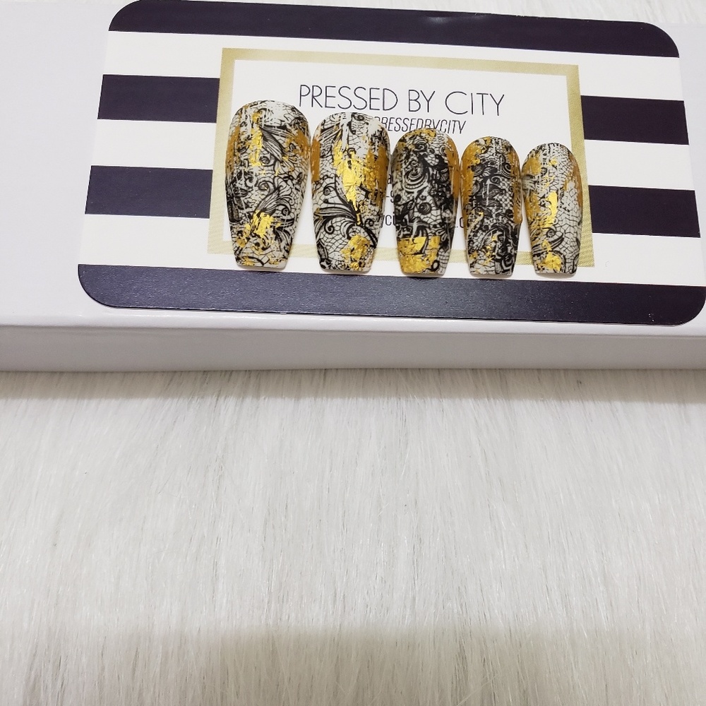 Press-on nails *Medium coffin* and different shape